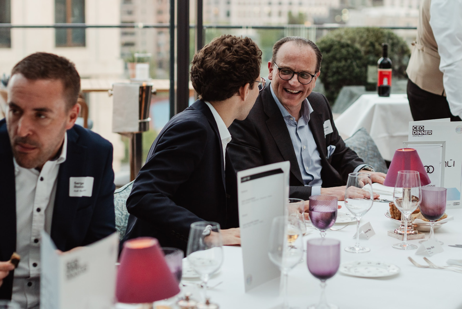 Member im Gespräch beim CEO-Dinner auf der Dachterrasse
